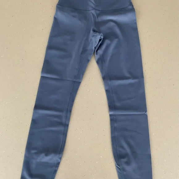 Lululemon Ink Blue 25" Wunder Train size 6 - Picture 4 of 6